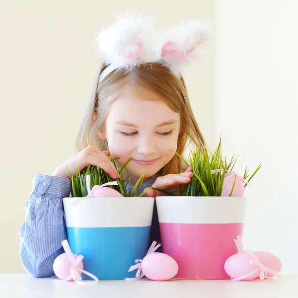 Klein meisje in easter bunny oren — Stockfoto