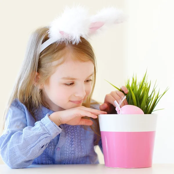 Klein meisje in easter bunny oren — Stockfoto