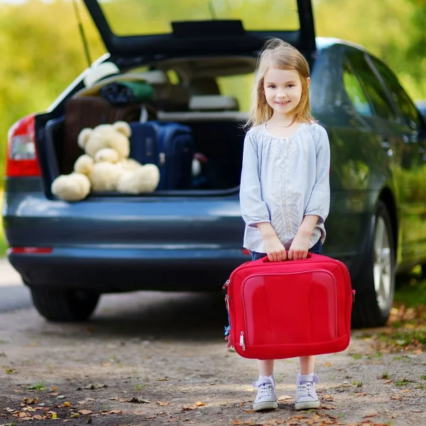 Adorable petite fille avec valise — Photo