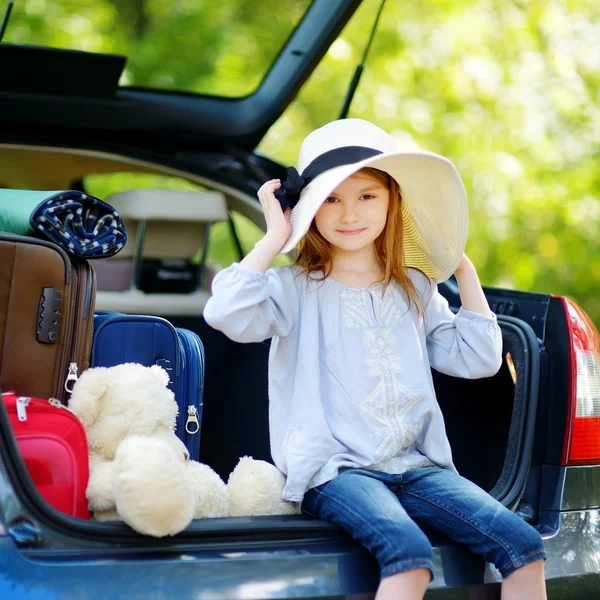 Bedårande liten flicka i sommar hatt — Stockfoto