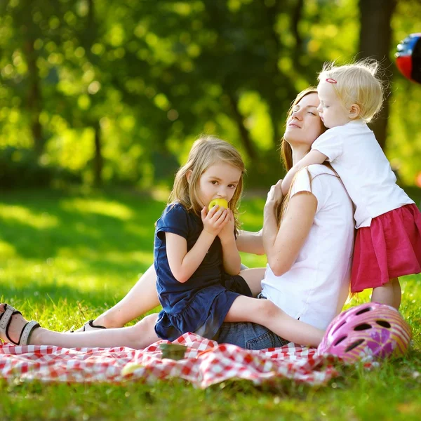 Mor och döttrar ha picknick i parken — Stockfoto