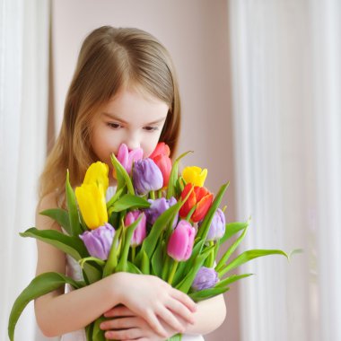 renkli Lale ile küçük kız