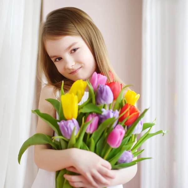 Holčička s barevnými tulipány — Stock fotografie