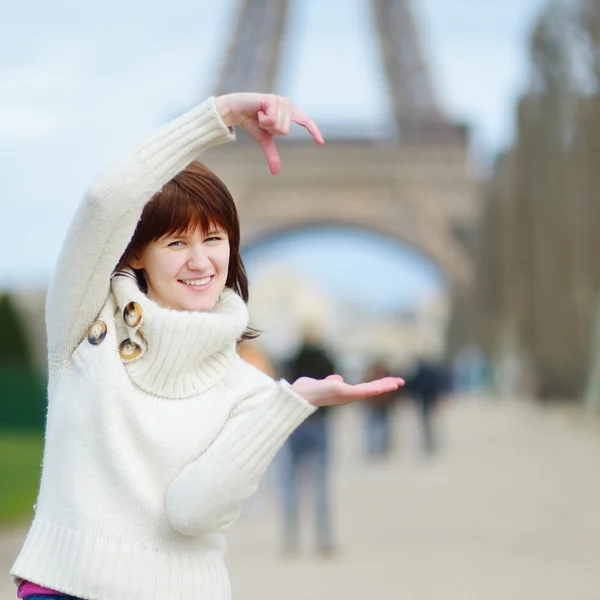 Young woman sightseeing in Paris — Stock Photo, Image