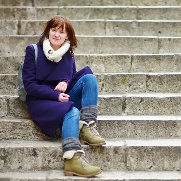 Mujer sentada en los escalones de París —  Fotos de Stock