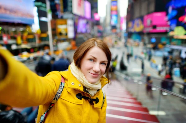 Mladá žena užívající selfie — Stock fotografie