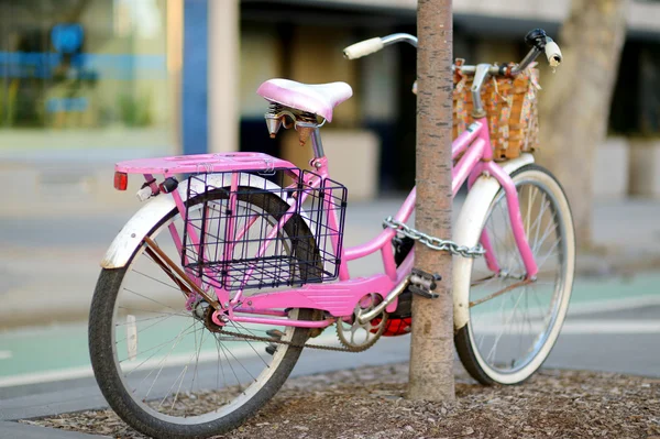 Розовый велосипед в Нью-Йорке — стоковое фото