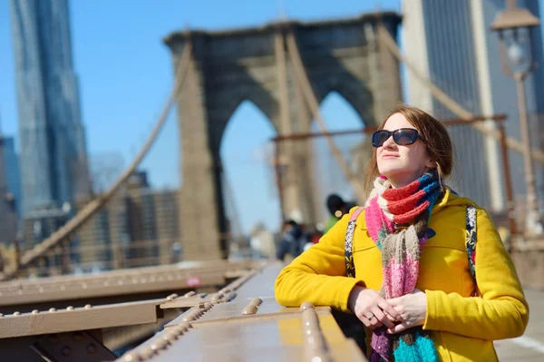 Mladá žena na Brooklynský most — Stock fotografie
