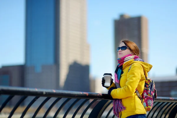 Young woman drinking coffee — Stock Photo, Image