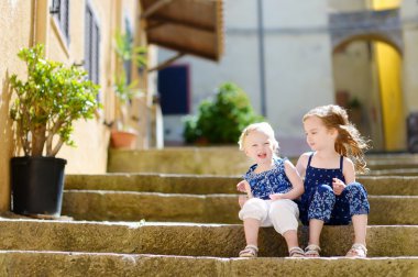 sevimli küçük merdivenlerde oturan kız