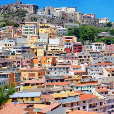 renkli evler ve bir kale castelsardo şehrin