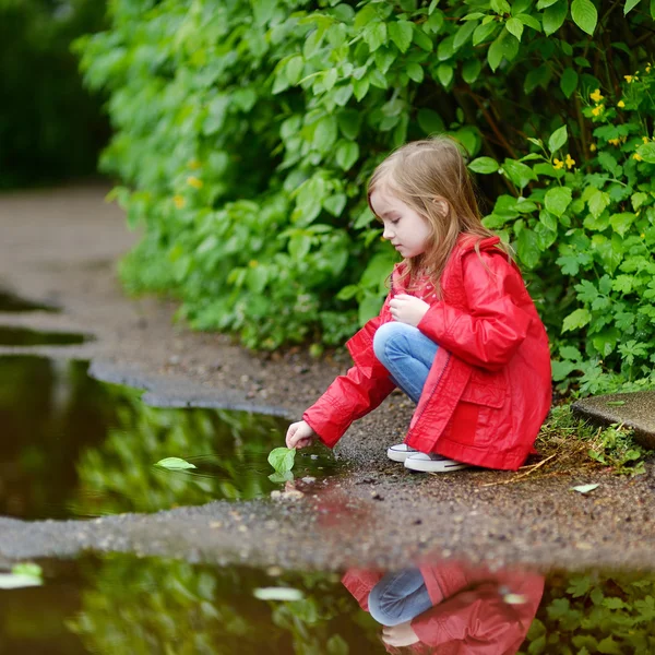 可爱的女孩在水坑里玩 — 图库照片