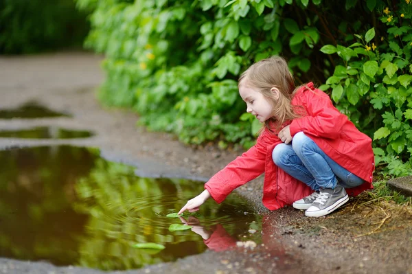 Adorable girl playing in  puddle — Stock Photo, Image