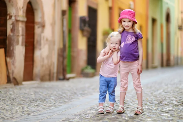 Kleine zusters plezier buitenshuis — Stockfoto