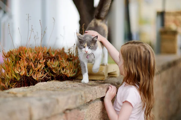 Niedliches kleines Mädchen und eine Katze — Stockfoto