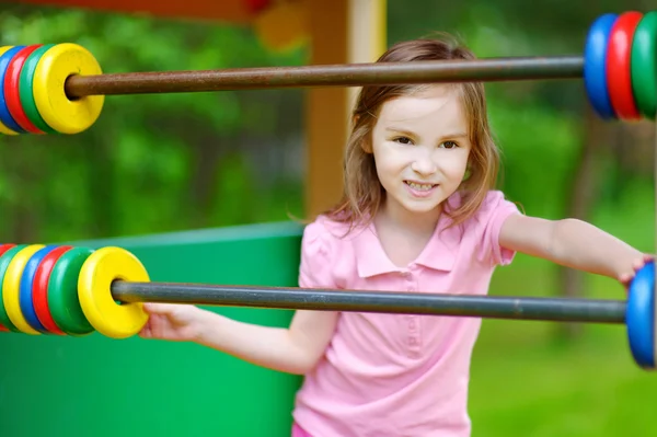 Menina se divertindo no playground — Fotografia de Stock