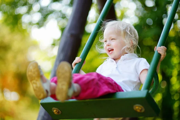 Adorable dziewczyna zabawy na huśtawka — Zdjęcie stockowe