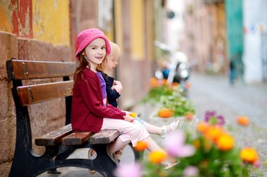 küçük bir bankta oturan kız