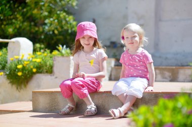 sevimli küçük kız açık havada