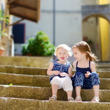 sevimli küçük merdivenlerde oturan kız