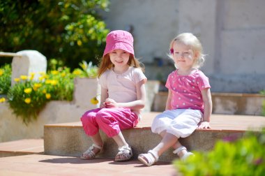 sevimli küçük kız açık havada