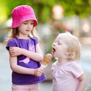 Küçük dondurma yiyen kız