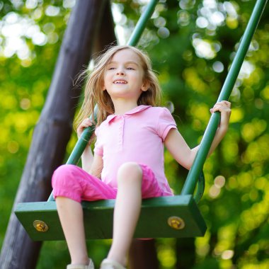 Kız salıncakta eğleniyor