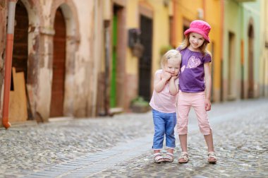 Kız açık havada eğleniyor