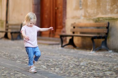 sevimli küçük kız eğleniyor 