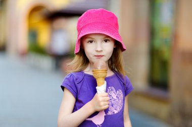Küçük kız açık havada dondurma yeme