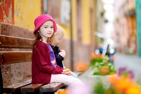 Petites sœurs assises sur un banc — Photo