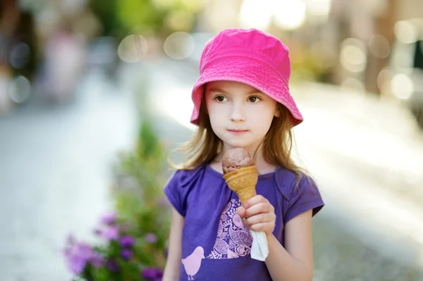 Menina comendo sorvete — Fotografia de Stock