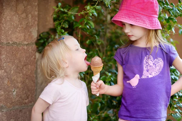 Małe siostry jeść lody — Zdjęcie stockowe