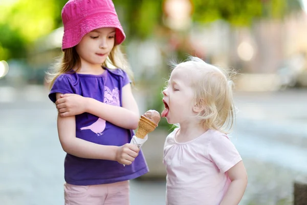 Petites sœurs manger de la crème glacée — Photo