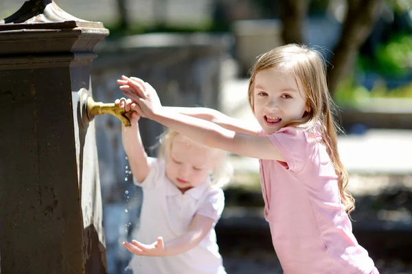 Isters se divertindo com água potável — Fotografia de Stock
