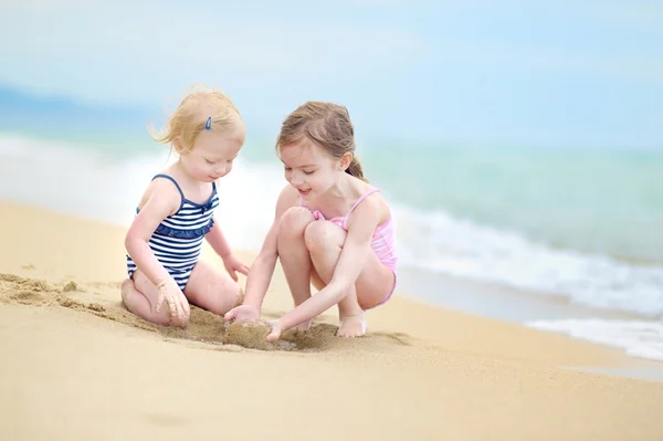 在海滩上玩耍的姐妹 — 图库照片