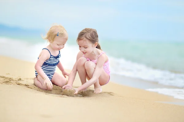 Siostry, zabawy na plaży — Zdjęcie stockowe