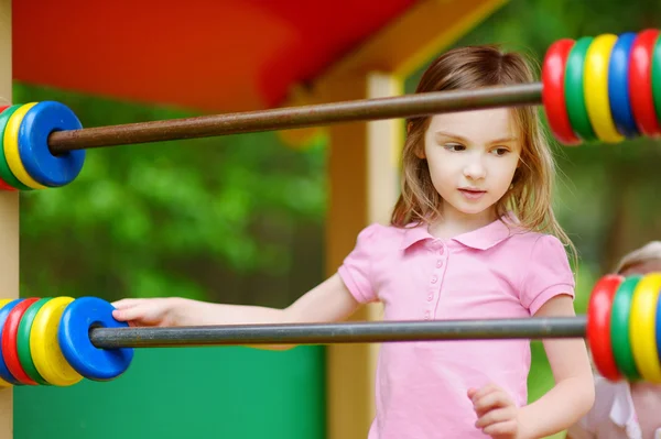 Menina se divertindo no playground — Fotografia de Stock