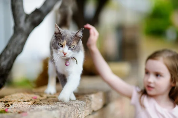 Милая маленькая девочка и кошка — стоковое фото