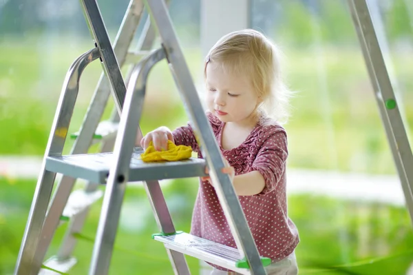 Meisje helpen moeder om schoon te maken — Stockfoto