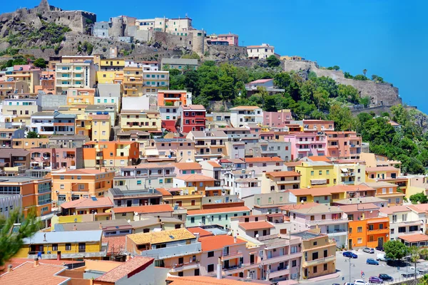 Coloridas casas y un castillo de Castelsardo —  Fotos de Stock