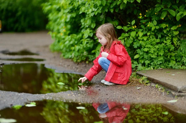 Adorable chica jugando en charco —  Fotos de Stock