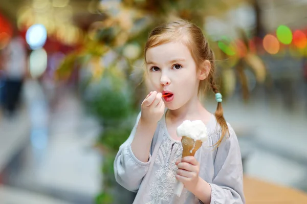 Fille manger de la glace à l'extérieur — Photo