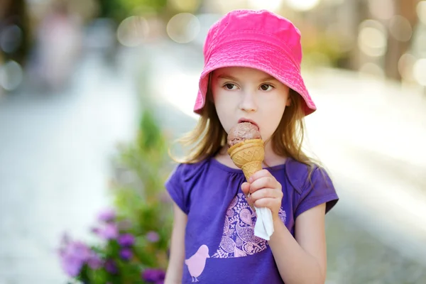 Girl eating ice-cream outdoors — Stock Photo, Image