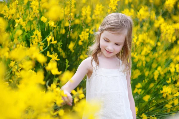 在鲜花盛开的小女孩 — 图库照片