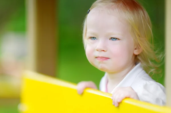 Piccola bambina si diverte — Foto Stock