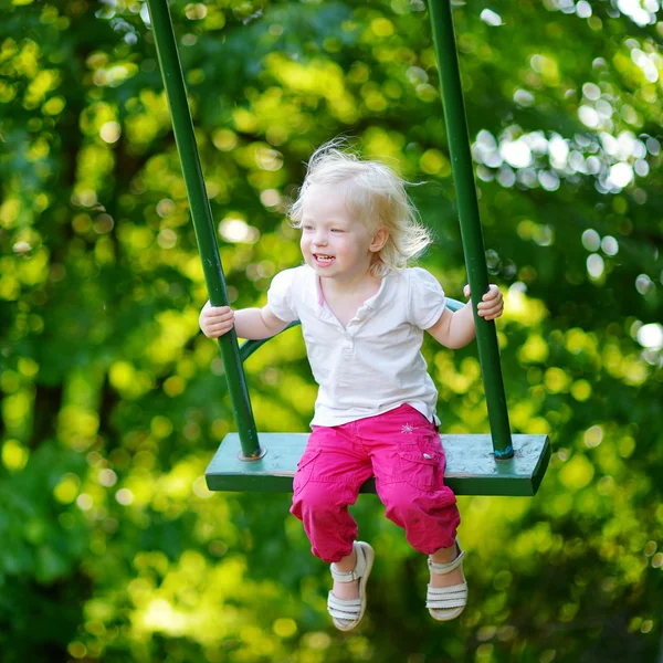 Bedårande tjej att ha kul på swing — Stockfoto