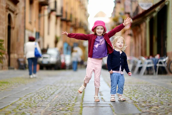 Hermanas pequeñas divirtiéndose al aire libre —  Fotos de Stock