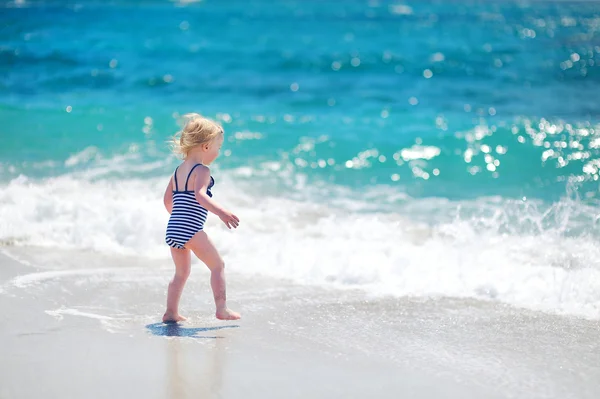 Fille s'amuser sur la plage — Photo