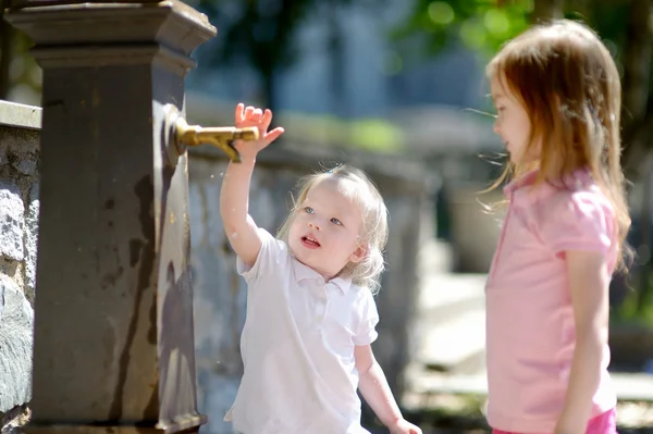 Isters s'amuser avec de l'eau potable — Photo